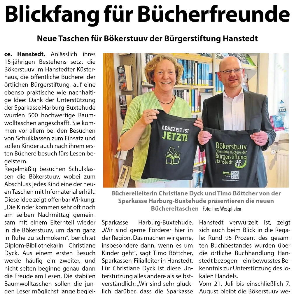 Eine Gruppe von Menschen, darunter Kinder und Erwachsene, steht vor Bücherregalen, die von der Büchereistiftung Hanstedt gesäumt sind.